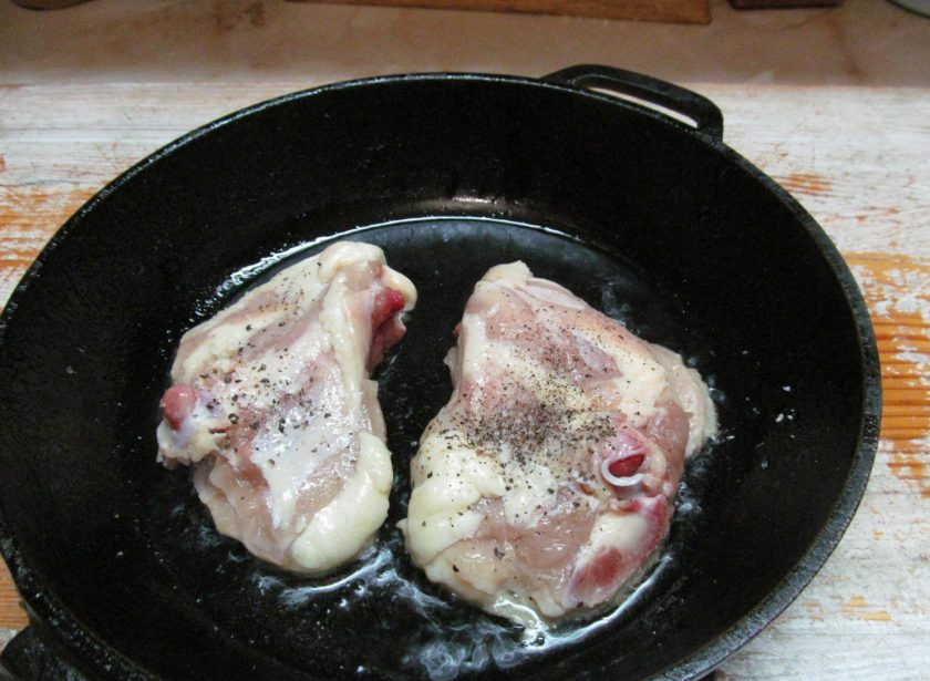 1. Этап. Тушеная курица с оливками и фасолью: На хорошо разогретой сковороде с оливковым маслом обжарьте куриные бедра с двух сторон до румяной корочки. Выложите в форму для запекания или сковороду с металлической ручкой.