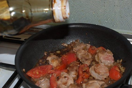 1. Этап. Телятина, жареная на сковороде: После чего наливаем в сковородку соевый соус, солим и перчим все по вкусу.