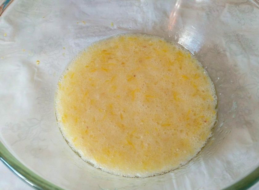 1. Этап. Лимонный крамбл с ягодами: Очищенную мякоть лимона превратите в пюре с помощью блендера и соедините с цедрой. Всыпьте в лимонное пюре сахар и пищевую соду, влейте подсолнечное масло, хорошо перемешайте. Масса должна вспениться и побелеть.