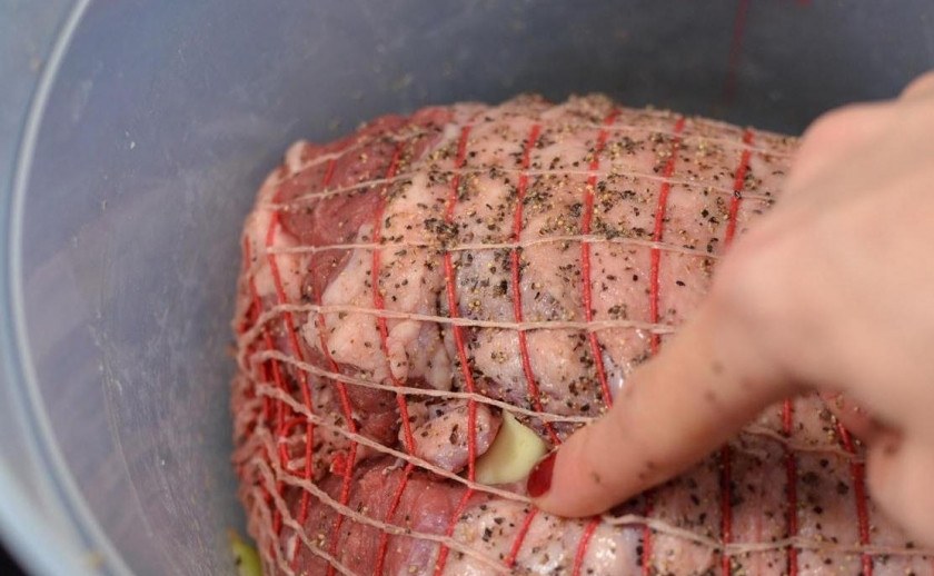 1. Этап. Запеченная баранина: Чеснок чистим и нарезаем на меленькие кусочки. В баранине делаем небольшие отверстия ножом и фаршируем их чесночком.