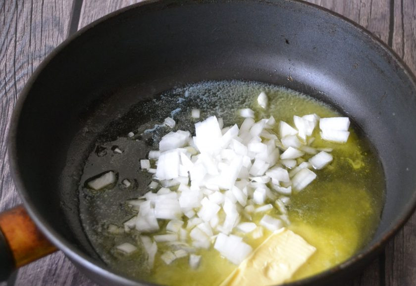 1. Этап. Ризотто с тыквой от Юлии Высоцкой: В сковороду влейте оливковое масло, положите сливочное масло, нарезанный лук и измельченный зубчик чеснока и прожарьте до состояния 