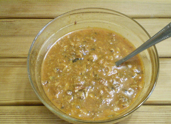 1. Этап. Салат с килькой в томате: Консерву разомните вилочкой.