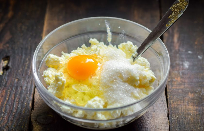 1. Этап. Манники с творогом на сковороде: Вбейте яйцо, всыпьте соль и сахар.