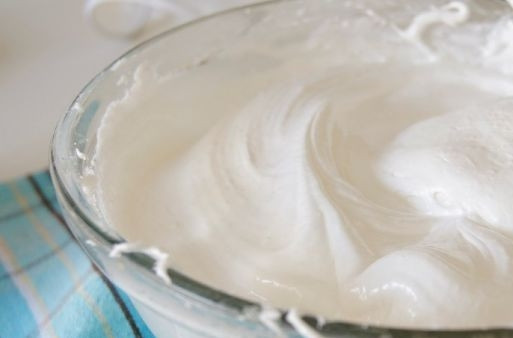 1. Этап. Воздушное безе: 2. Взбиваем белки в очень густую пену, добавляя постепенно сахар. В самом конце добавляем ванильный сахар и лимонный сок. Масса по консистенции получается тягучей, гладкой и однородной на вид.