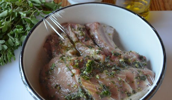 1. Этап. Мясо на косточке в духовке: Перекладываем мясо в любую емкость, закрываем пленкой и ставим в холодильник часа на 2.