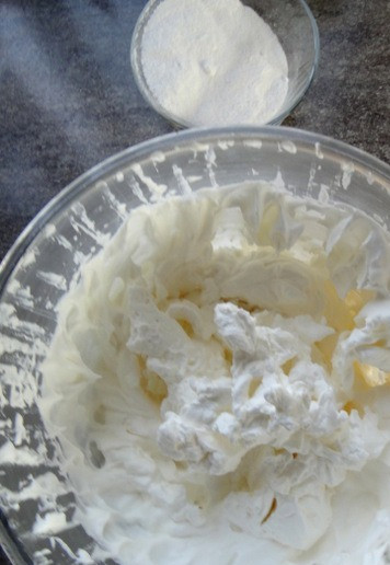 1. Этап. Трайфлы с лимонным курдом: Взбить всё вместе до однородного гладкого крема.