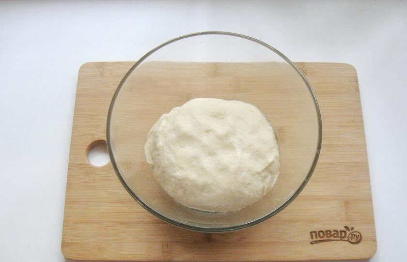 1. Этап. Белая глазурь для булочек: Замесите мягкое, эластичное тесто. Накройте полотенцем и поставьте в теплое место.
