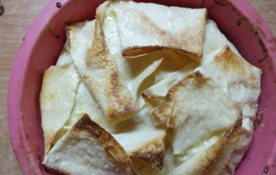 1. Этап. Лаваш с вишней: Смажьте остатками соуса и отправьте на полчаса в духовку при 180 градусах.