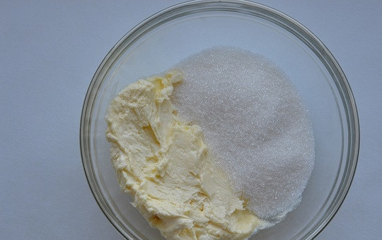 1. Этап. Творожно-сметанный торт: 1. Для приготовления коржа соедините сливочное масло с сахаром, разотрите.