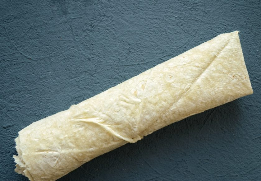 1. Этап. Постная шаурма: Заверните края лаваша и сверните его. Обжарьте ролл на сухой сковороде или гриле.