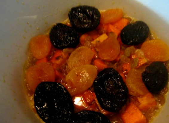 1. Этап. Плов с тыквой и сухофруктами: Теперь примемся за сухофрукты. Их надо замочить загодя, чтобы они очистились от ненужных нам песчинок и прочих загрязнений. Промытые сухофрукты кладем прямо целиком в сковороду к тыкве и тушим 5 минут.