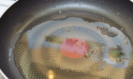 1. Этап. Кальмары с брокколи: 3. Разогрейте на сковороде немного растительного масла.