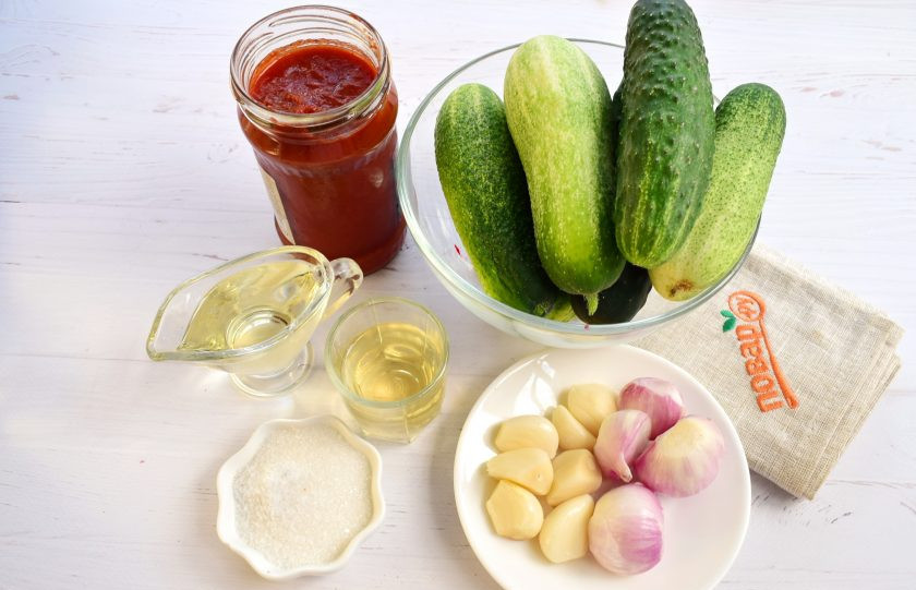 1. Этап. Салат из огурцов с томатным соусом: Овощи вымойте, лук и чеснок очистите.