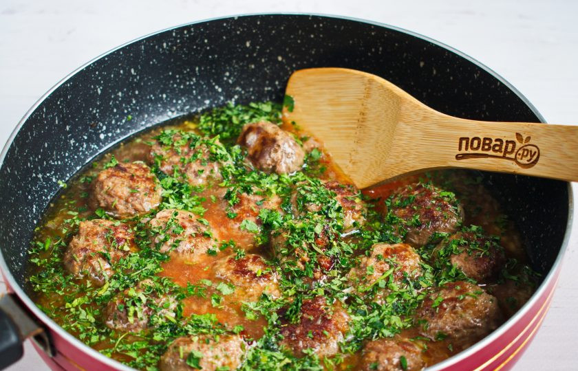 1. Этап. Говяжьи фрикадельки в соусе: Добавьте фрикадельки, тушите в течение 15 минут. Посыпьте рубленной петрушкой.