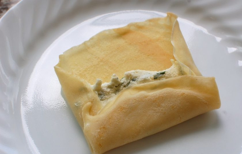 1. Этап. Маникотти из блинов с сырной начинкой: 4. Заверните блины конвертиком или трубочкой, только чтобы все края были закрыты.