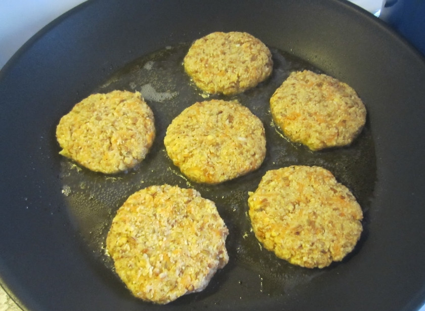 1. Этап. Чечевичные котлеты вегетарианские: Формируем из полученной массы котлеты. Всыпаем чуточку муки, чтобы смесь лучше лепилась. Достаточно несколько столовых ложек. Котлеты из чечевицы обжариваем в течение получаса на раскаленной сковороде с обеих сторон.
