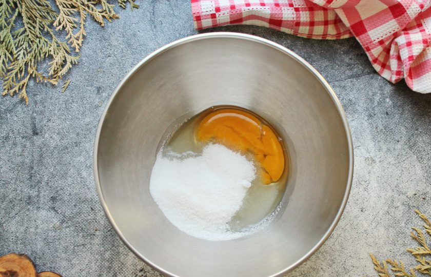 1. Этап. Турецкий шоколадный мокрый кекс: В миску разбейте яйца, всыпьте сахар, добавьте соль и ванильный сахар. Взбейте все миксером в пышную, белую массу.