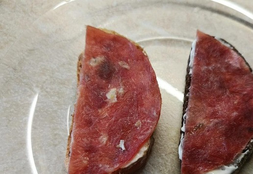 1. Этап. Бутерброды с сыровяленой индейкой и ананасом: Положить сверху ломтики сырокопченого мяса индейки.