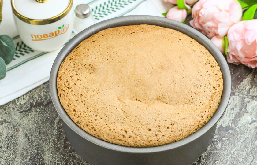 1. Этап. Шоколадный торт с кремом из вареной сгущенки: Испеките примерно 25-30 минут до сухой шпажки, выходящей из середины бисквита. Извлеките форму из духовки и переверните на бок, чтобы выпечка остыла.