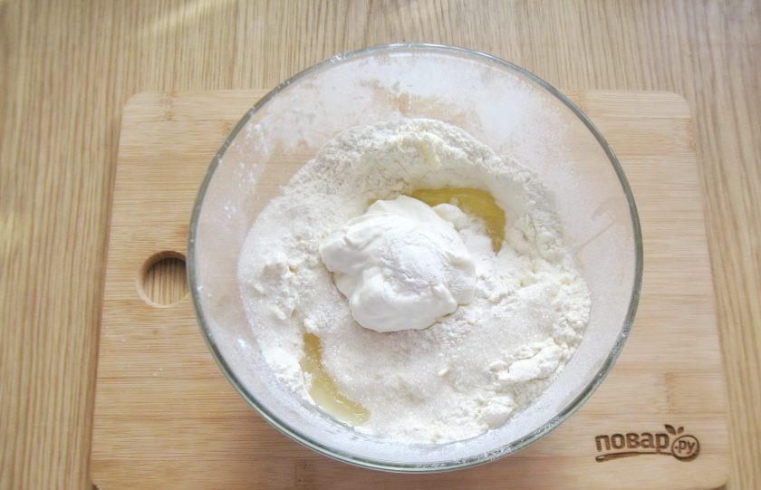 1. Этап. Сочники с вишней: Добавьте сметану и разрыхлитель.
