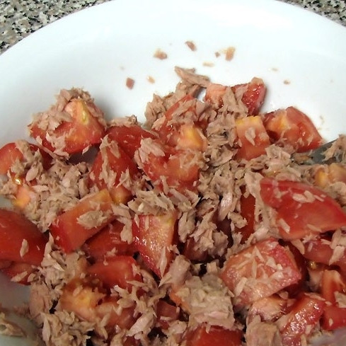 1. Этап. Салат из тунца консервированного: Перемешиваем помидоры и тунца, солим.