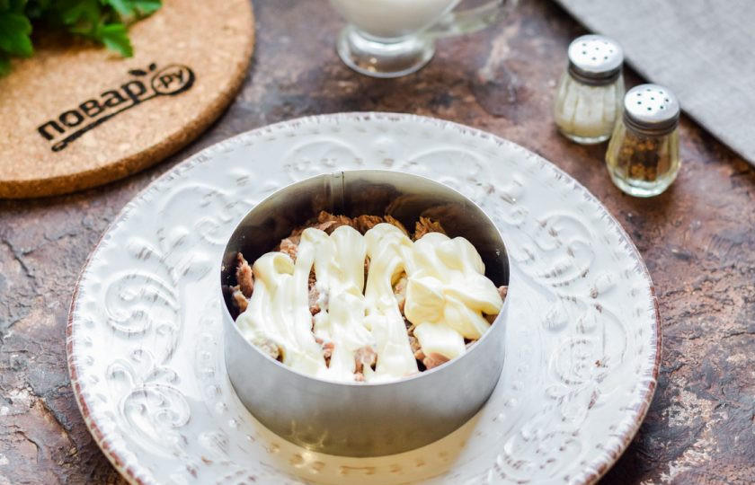 1. Этап. Салат Мачо: Смажьте слой говядины майонезом.