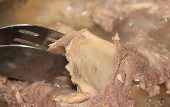1. Этап. Сорпа по-казахски: Готовность проверяем ложкой. Мясо можно считать готовым, если оно начинает отслаиваться от костей.
