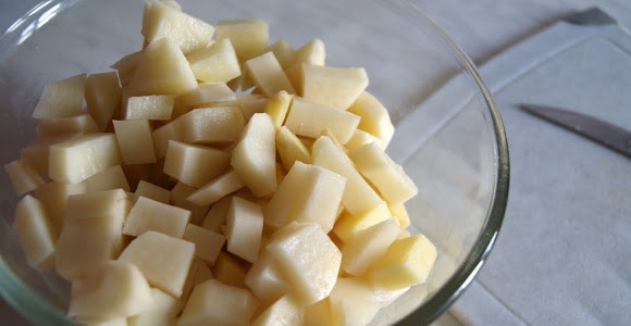 1. Этап. Индейка с картошкой в горшочке: Картофель моем, чистим и нарезаем кубиками.