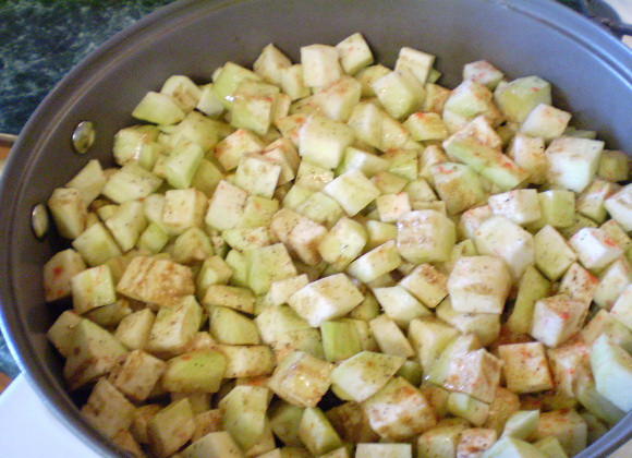 1. Этап. Жареные баклажаны с чесноком и зеленью: 3. Отправляем баклажаны на сковороду со специями и растительным маслом. Жарим до мягкости.