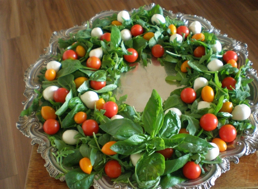 1. Этап. Салат Новогодний венок: Выложите равномерно помытые помидоры черри, виноград (если используете), сыр. Полейте бальзамическим уксусом.