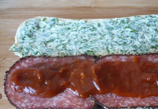 1. Этап. Сэндвичи с плавленым сыром и баклажанами: Сверху намажьте томатным соусом.