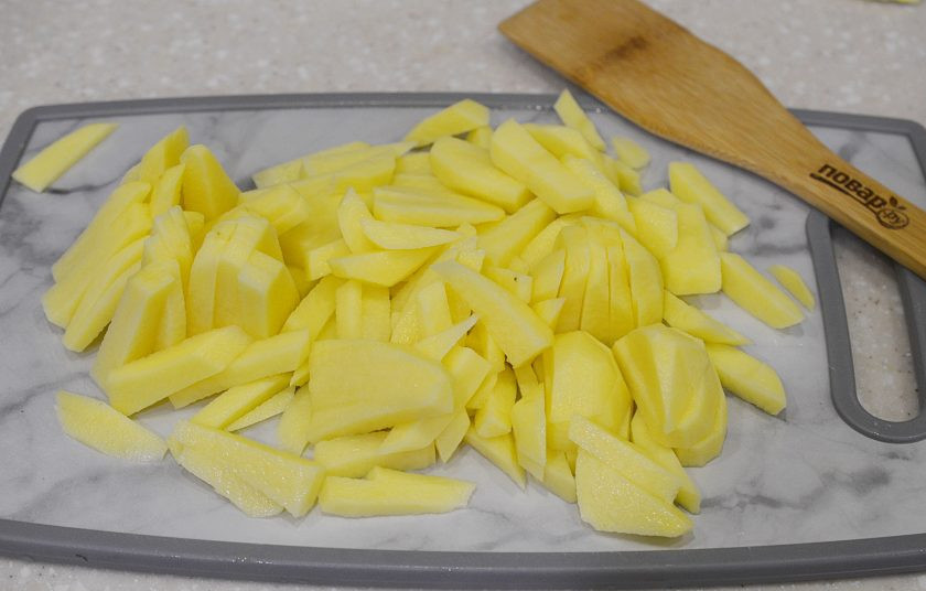 1. Этап. Картофель жареный с грибами: 4. Картофель почистите, нарежьте тонкой соломкой и добавьте в сковороду. Обжаривайте все вместе до готовности картофеля. В конце посолите.