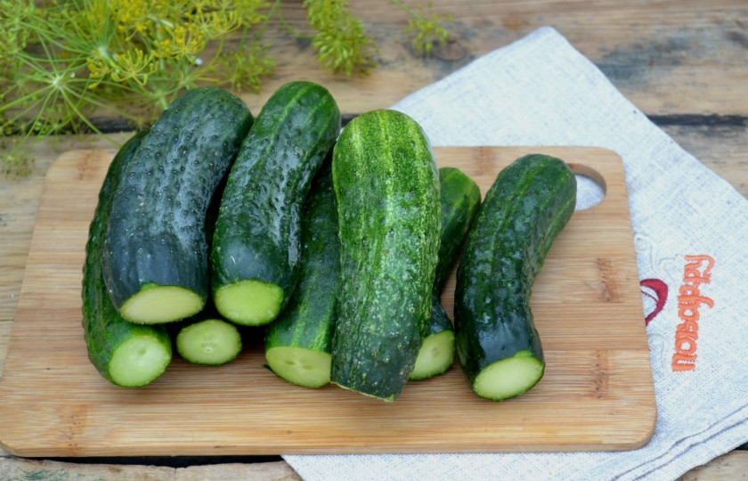 1. Этап. Огурчики на минералке: Кончики огурцов обрежьте.