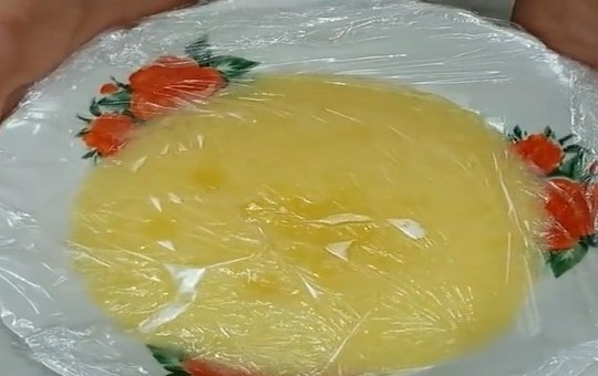 1. Этап. Бисквитный торт Подарочный: Горячую массу перелейте в подходящую посуду и накройте пищевой пленкой «контактным» методом, чтобы поверхность не заветрилась и на ней не образовалась корочка. Поставьте в холодильник.