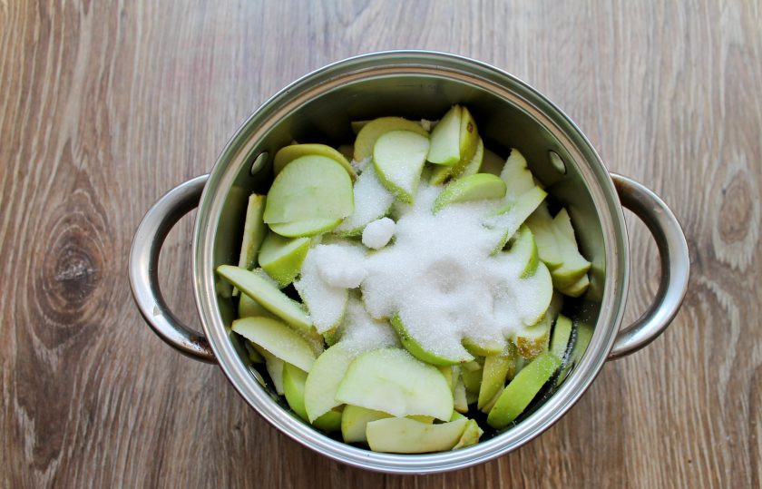 1. Этап. Варенье из черники и яблок: Всыпьте к яблокам и ягодам сахар, перемешайте и дайте постоять в течение 2-3 часов, чтобы выделился сок.