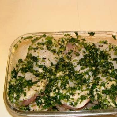 1. Этап. Курица в кинзе: Складываем курицу обратно в форму для запекания и оставляем на 1-2 часа, чтобы она замариновалась.