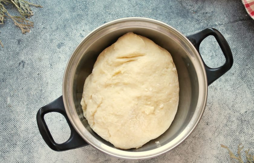 1. Этап. Кропкакор: Замесите мягкое, слегка липкое тесто. Муки может понадобиться больше или меньше, все будет зависеть от пюре и размера яиц, поэтому ориентируйтесь на консистенцию теста.