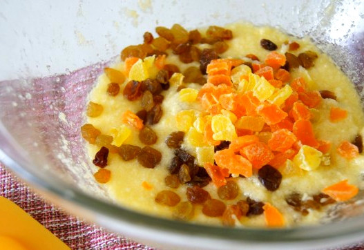 1. Этап. Кекс весенний: Моем изюм. Надо замочить его на некоторое время. Так он станет намного чище, потому что при промывке из размоченного изюма выходит, как правило, вся грязь. Просушиваем его и кладем в масляную смесь. Туда же отправляем цукаты.