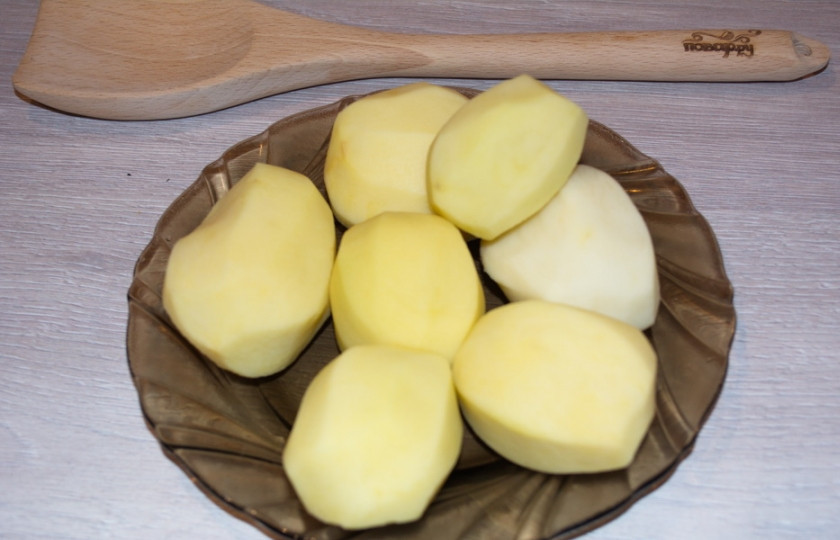 1. Этап. Свекольник на курином бульоне: 2. Очистищаем картофель от кожуры.