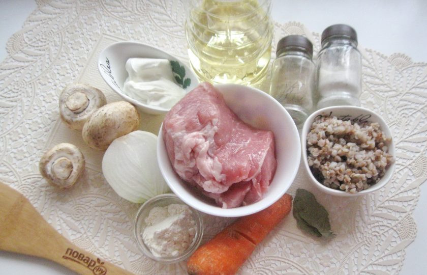 1. Этап. Гречаники с грибным соусом: Подготовьте все ингредиенты для приготовления гречаников.