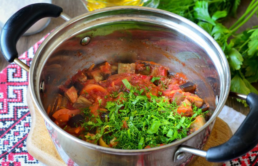 1. Этап. Закуска Бакат: Затем влейте уксус и добавьте мелко рубленную зелень. Тушите овощи еще 2-3 минуты и готово.