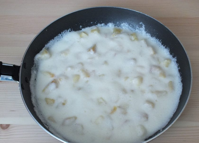 1. Этап. Пудинг из яблок: Возьмите небольшие керамические или металлические формы. На дно каждой выложите по столовой ложке обжаренных яблок. Оставшиеся яблоки залейте молочно-яичной смесью, предварительно отлейте от нее 1/4 часть от общего количества.