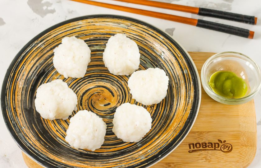 1. Этап. Гунканы: Смачивая руки в воде, отщипните от риса некоторую часть и сформируйте в ладонях шарик. Таким образом приготовьте еще несколько заготовок.