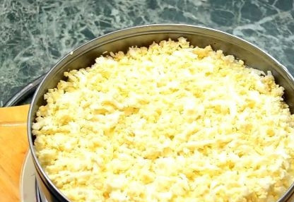 1. Этап. Салат Новогодняя ночь с селедкой: 9. Затем закрываем слоем картофеля и снова промазываем майонезом. Теперь осталось дело за малым — оформление.