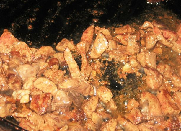 1. Этап. Куриные рулетики с начинкой из печени: Порежьте мелко сало и печень, обжарьте.