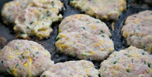 1. Этап. Котлеты куриные с чесноком: 6. Получившийся фарш ложкой выкладываем на разогретую сковороду. Обжариваем котлеты с обеих сторон на сильном огне до образования золотистой корочки. Затем уменьшаем огонь, накрываем сковороду крышкой и жарим еще 10-15 минут.