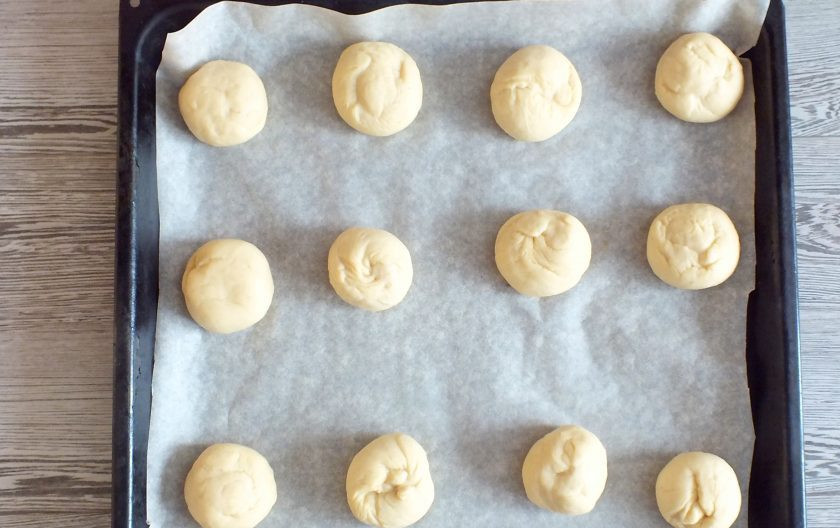 1. Этап. Дучмак с творогом: Застелите противень пергаментной бумагой. Выложите шарики из теста 