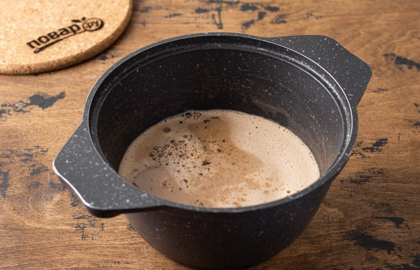 1. Этап. Горячий шоколад с кофе и с перцем чили: Добавьте в кастрюлю шоколад, щепотку острого перца чили и тростниковый сахар. Проварите до растворения сахара и шоколада.