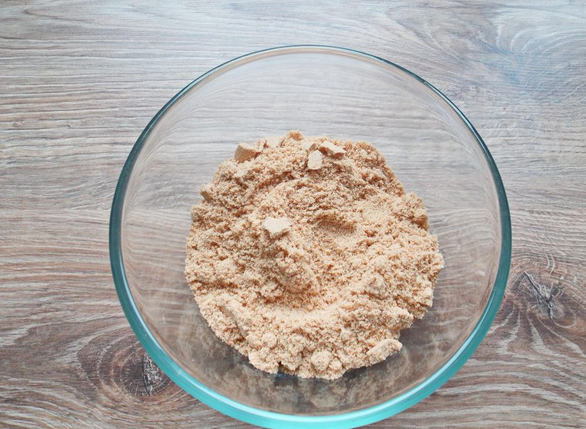 1. Этап. Кейк попсы из печенья: Песочное печенье поломайте и измельчите в мелкую крошку. Положите ее в миску.