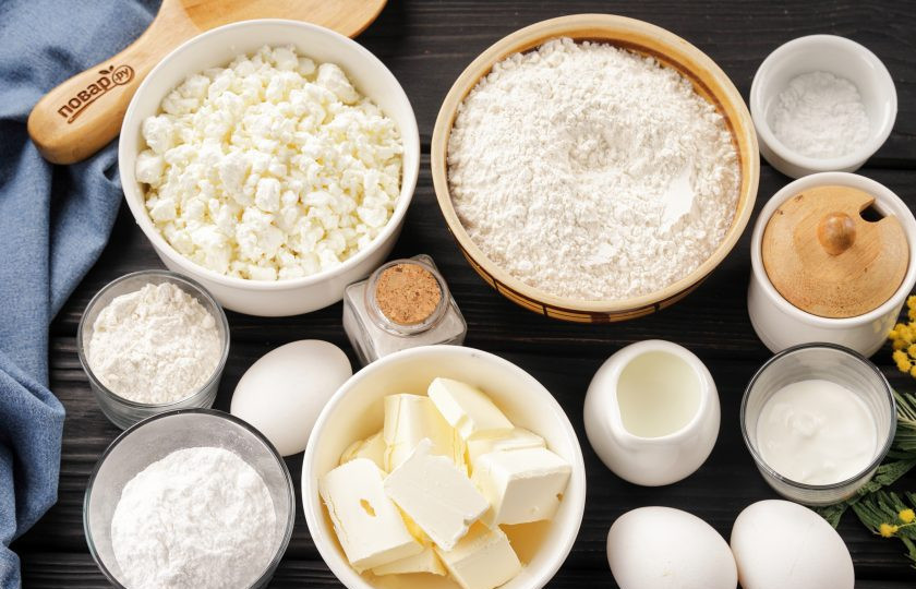 1. Этап. Сочни по ГОСТу: Подготовьте ингредиенты. Сливочное масло возьмите хорошего качества. Лучше достать его из холодильника заранее, чтобы оно стало комнатной температуры. Вместо пудры можно использовать мелкий сахар.